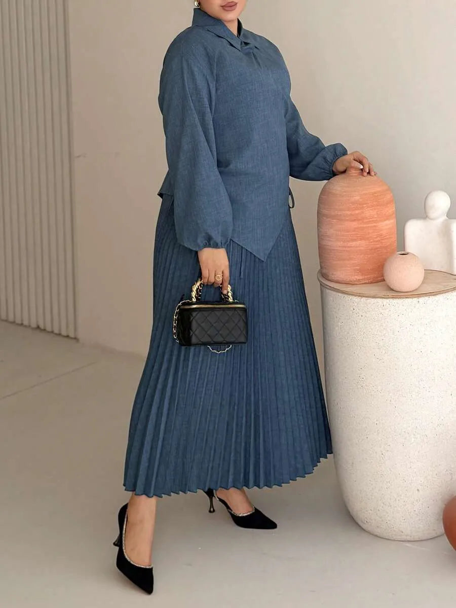 SHEIN Dazy Plus طقم نسائي قطعتين مقاسات كبيرة بقميص بخصر مربوط وتنورة طويلة مطوية بلون أزرق