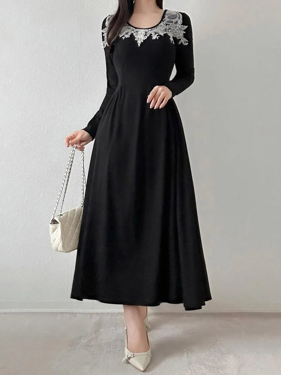SHEIN FRIFUL فستان قصير بياقة دائرية وأكمام طويلة وتفاصيل دانتيل بلون أبيض لؤلؤي