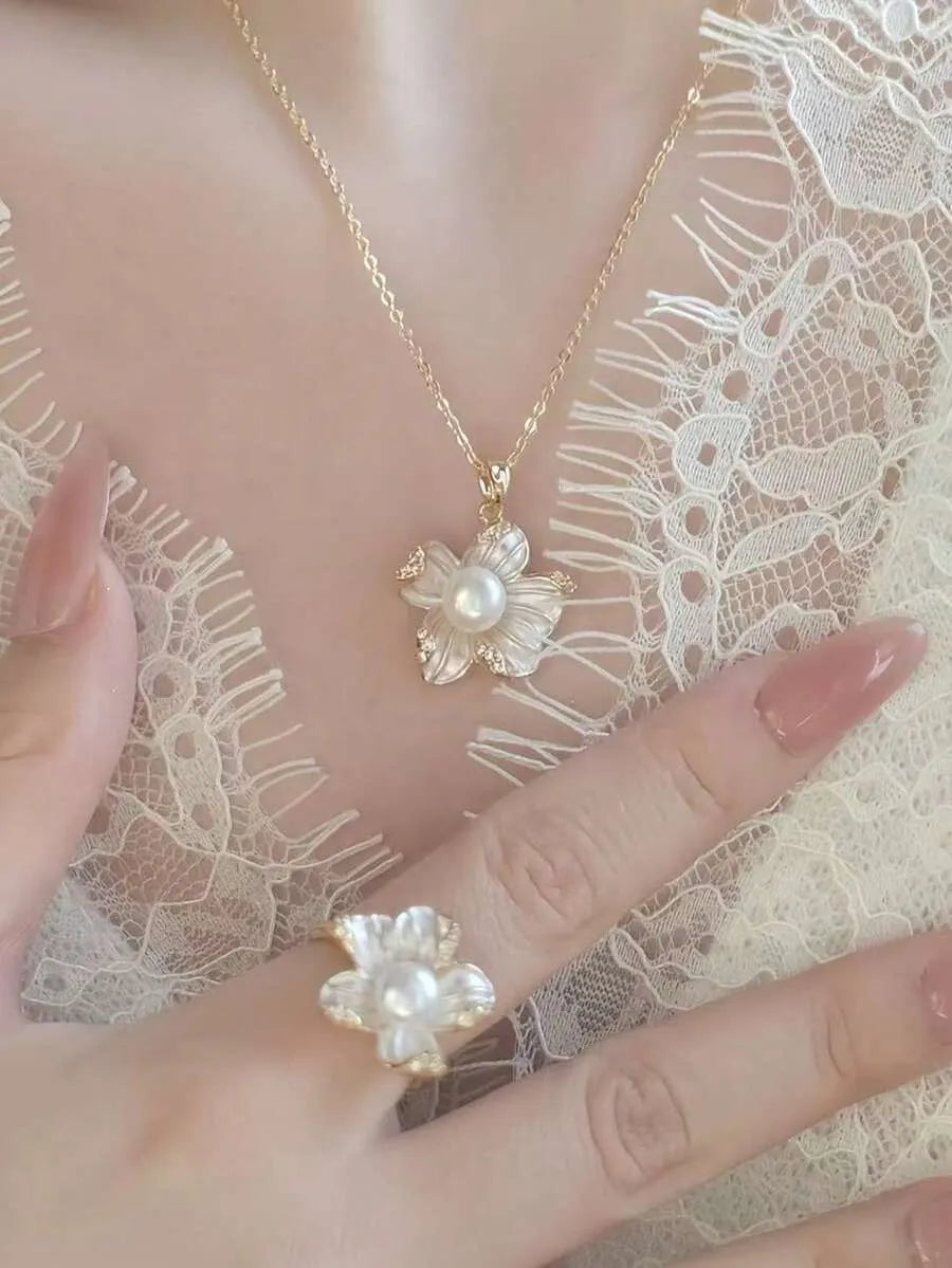 SHEIN طقم مجوهرات نسائي 4 قطع قلادة وخاتم وأقراط مزينة باللؤلؤ بلون ذهبي