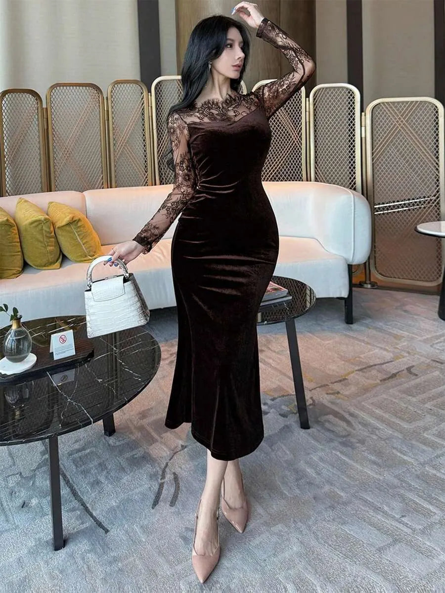SHEIN DAZY فستان ميدي مخملي مكشوف الكتفين بأكمام طويلة وتطريز دانتيل بلون بني