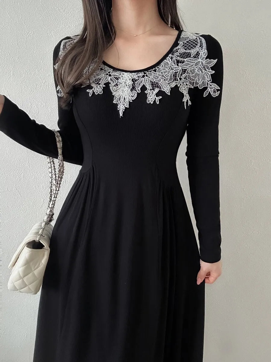 SHEIN FRIFUL فستان قصير بياقة دائرية وأكمام طويلة وتفاصيل دانتيل بلون أبيض لؤلؤي