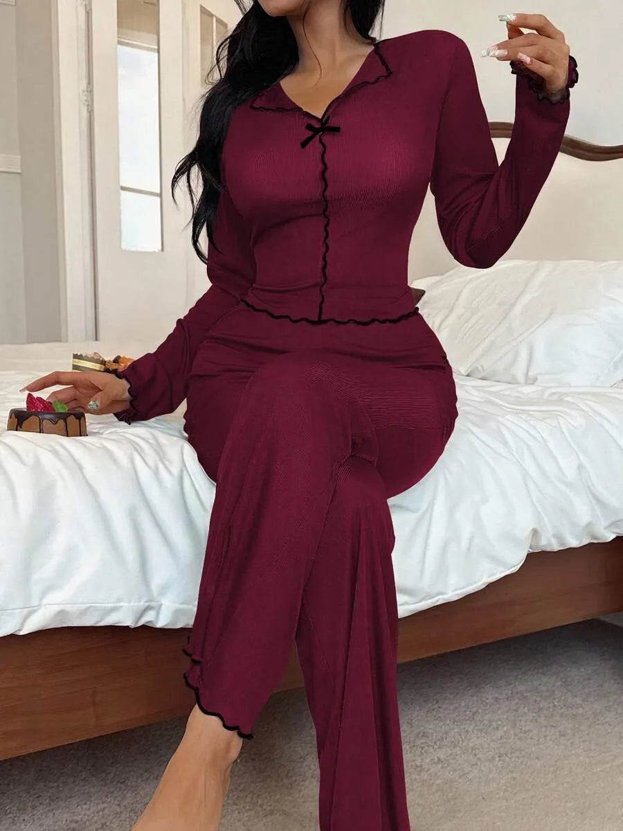 SHEIN طقم بيجامة قطعتين بتوب قصير مزين بفيونكة وزهور وبنطلون طويل بلون عنابي