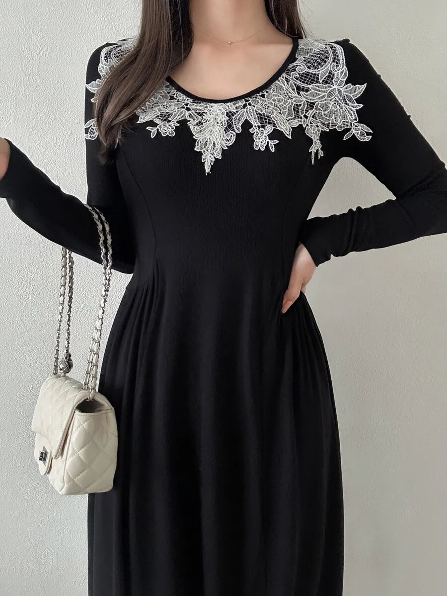 SHEIN FRIFUL فستان قصير بياقة دائرية وأكمام طويلة وتفاصيل دانتيل بلون أبيض لؤلؤي