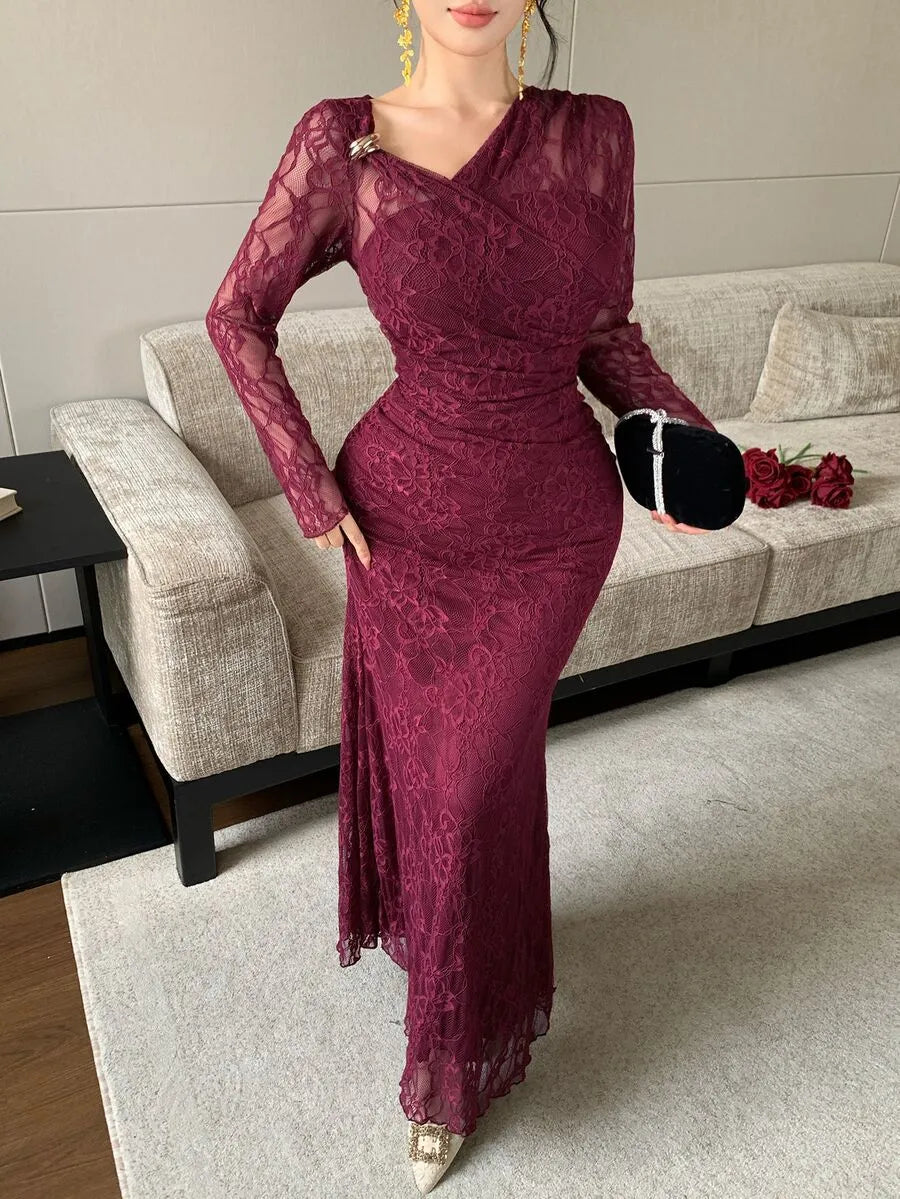 SHEIN Modelyn فستان ميدي بياقة غير متماثلة وأكمام واسعة من الدانتيل بلون عنابي