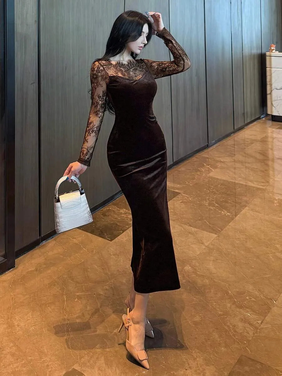 SHEIN DAZY فستان ميدي مخملي مكشوف الكتفين بأكمام طويلة وتطريز دانتيل بلون بني