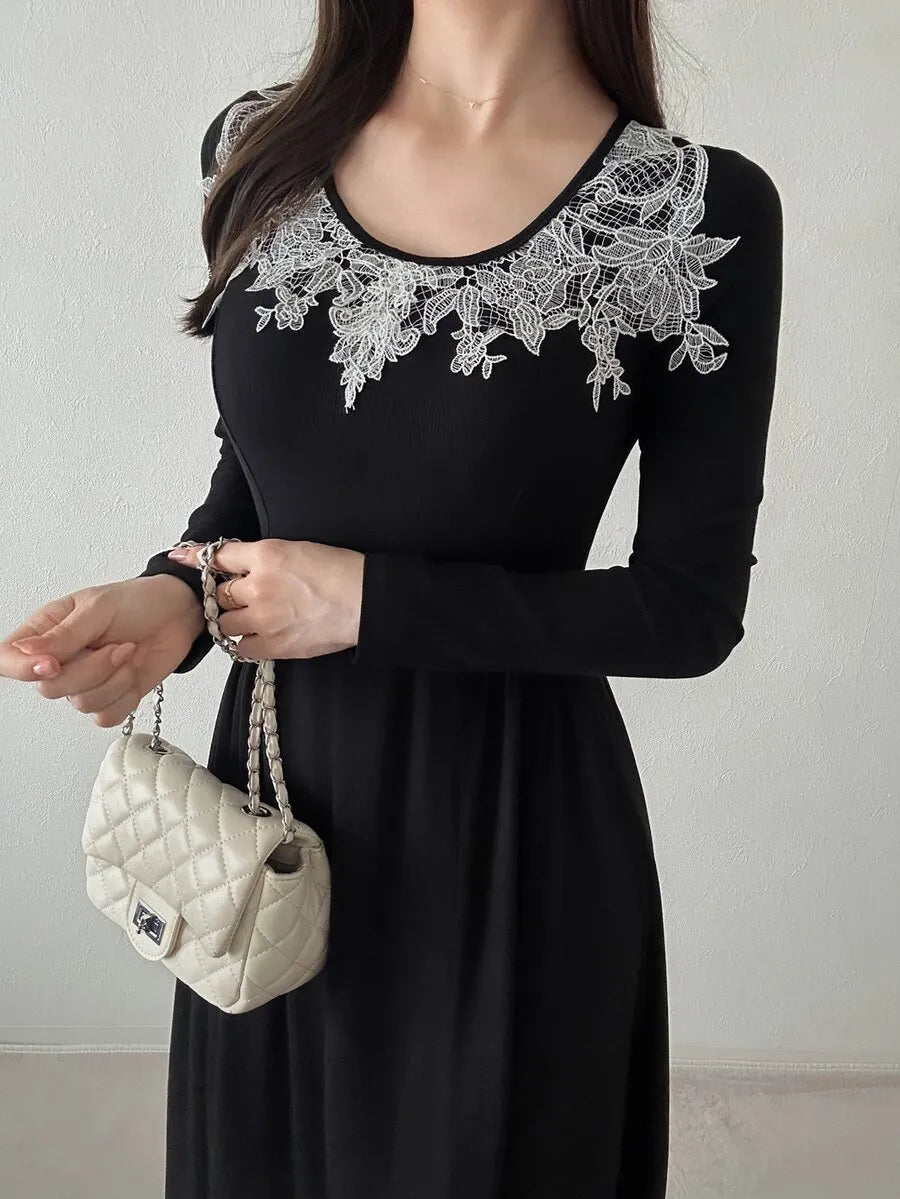 SHEIN FRIFUL فستان قصير بياقة دائرية وأكمام طويلة وتفاصيل دانتيل بلون أبيض لؤلؤي