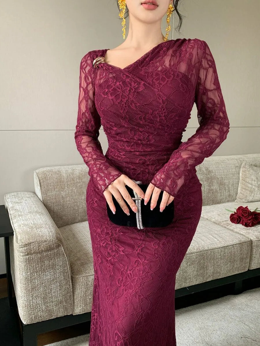 SHEIN Modelyn فستان ميدي بياقة غير متماثلة وأكمام واسعة من الدانتيل بلون عنابي