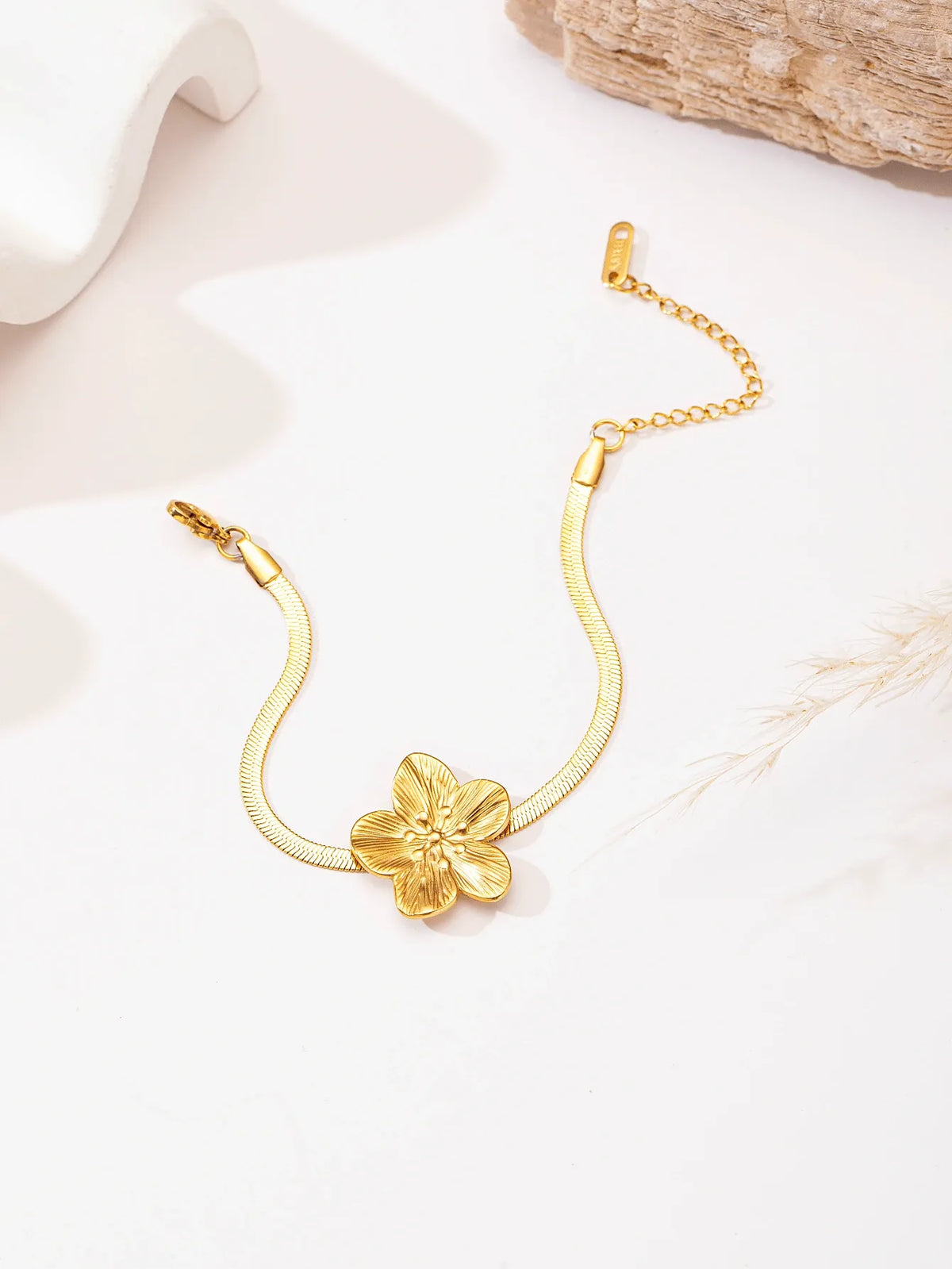 SHEIN طقم مجوهرات نسائي 4 قطع بتصميم زهرة خماسية الأوراق بلون ذهبي أصفر