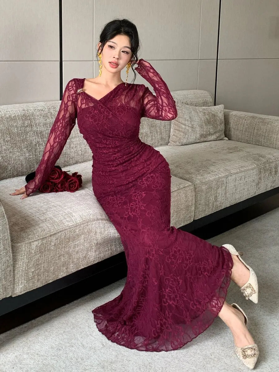 SHEIN Modelyn فستان ميدي بياقة غير متماثلة وأكمام واسعة من الدانتيل بلون عنابي