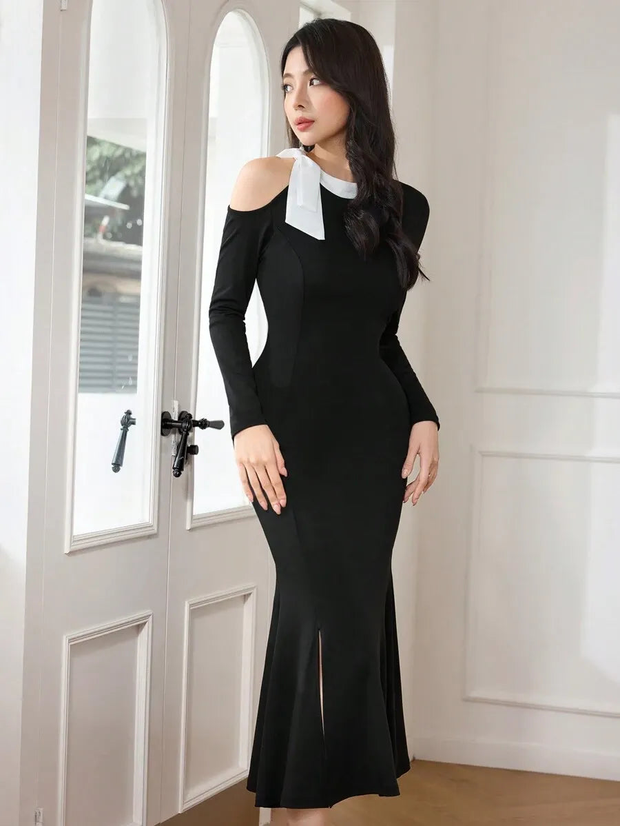 SHEIN Modelyn فستان طويل ضيق بياقة غير متماثلة وأكمام طويلة ورباط خلفي بتصميم متباين بالأبيض والأسود