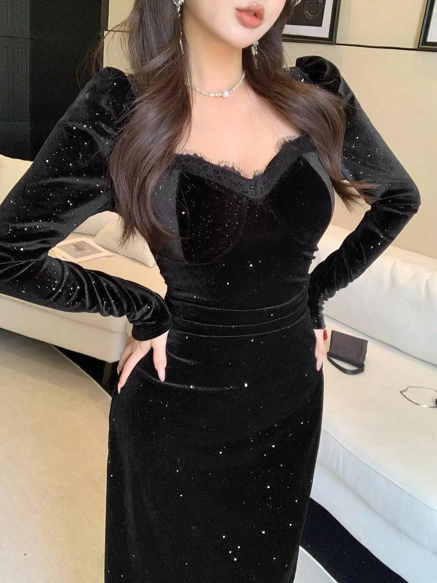 SHEIN DAZY فستان ميدي بياقة قلب وخصر مزين بالدانتيل بلون أسود