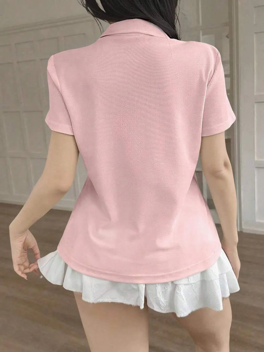 SHEIN Jouncy قميص بولو نسائي قصير الأكمام مطرز بشعار الفارس بلون وردي