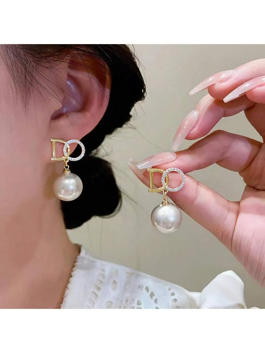SHEIN أقراط أنيقة باللؤلؤ الصناعي والكريستال بتصميم أحرف بلون بيج