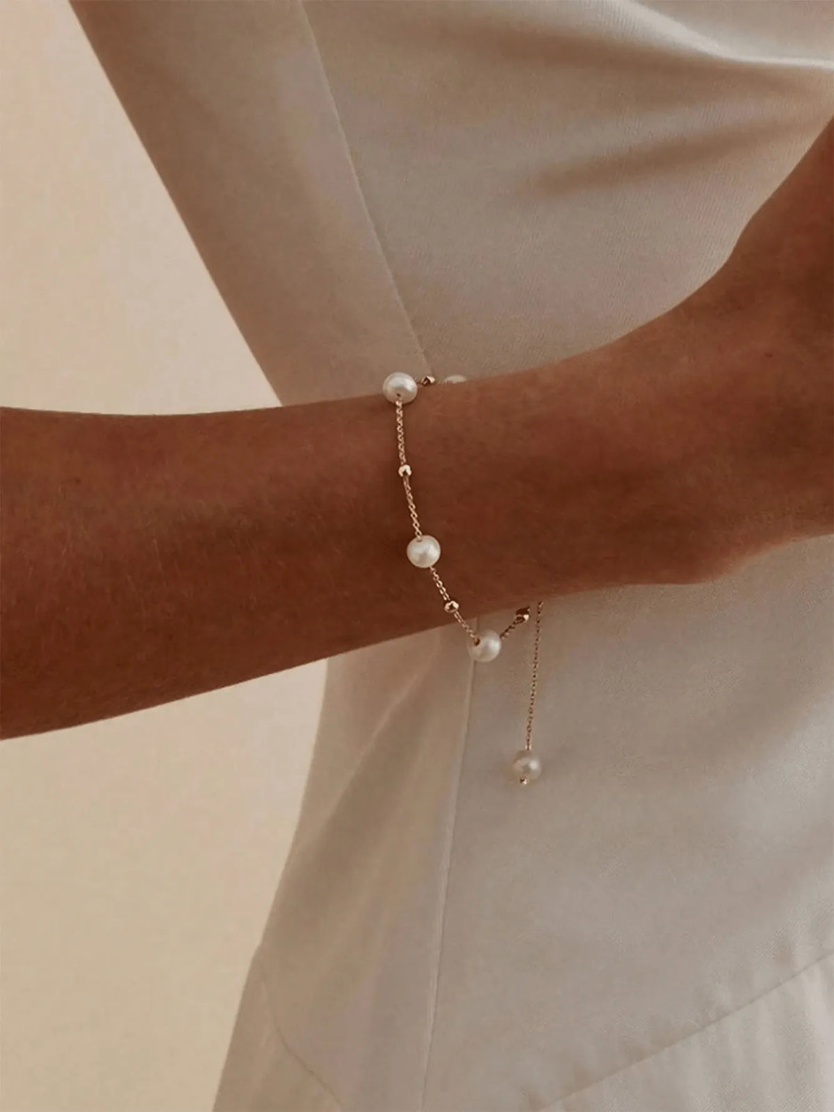 SHEIN سوار نسائي أنيق من اللؤلؤ بلون ذهبي