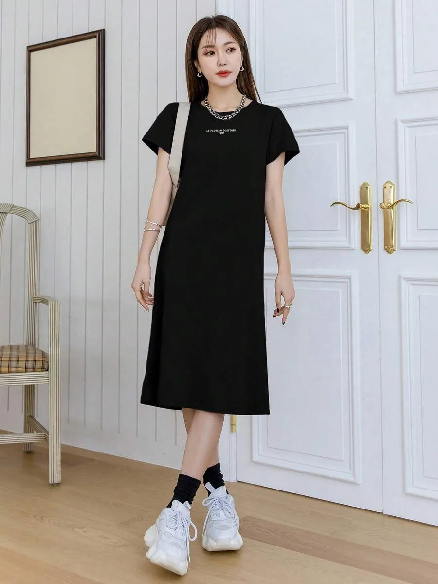 SHEIN Dazy Designer فستان ميدي بياقة دائرية وأكمام قصيرة وطبعة حروف بلون الأسود