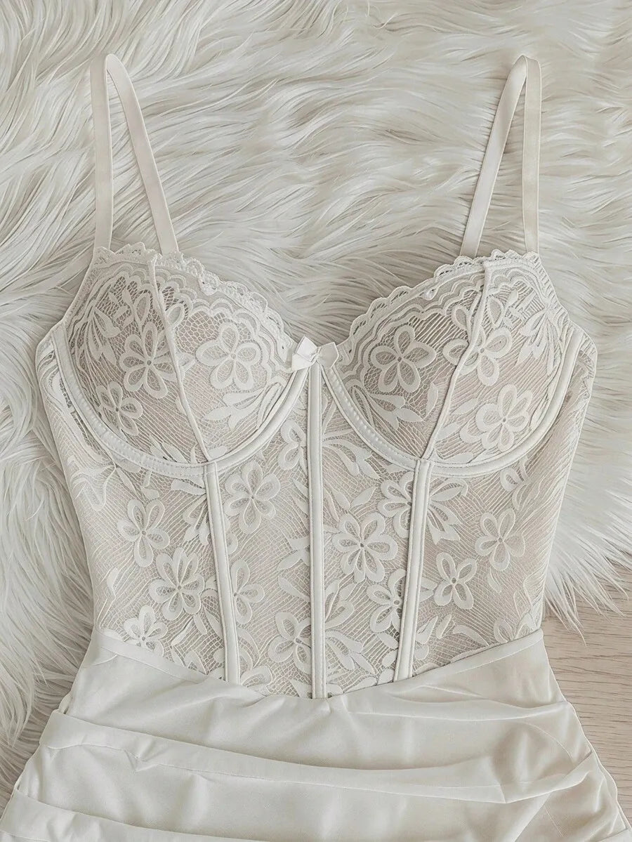 SHEIN MOD طقم ملابس داخلية نسائية قطعتين حمالة صدر وفستان شبكي قصير بتفاصيل دانتيل بلون أبيض