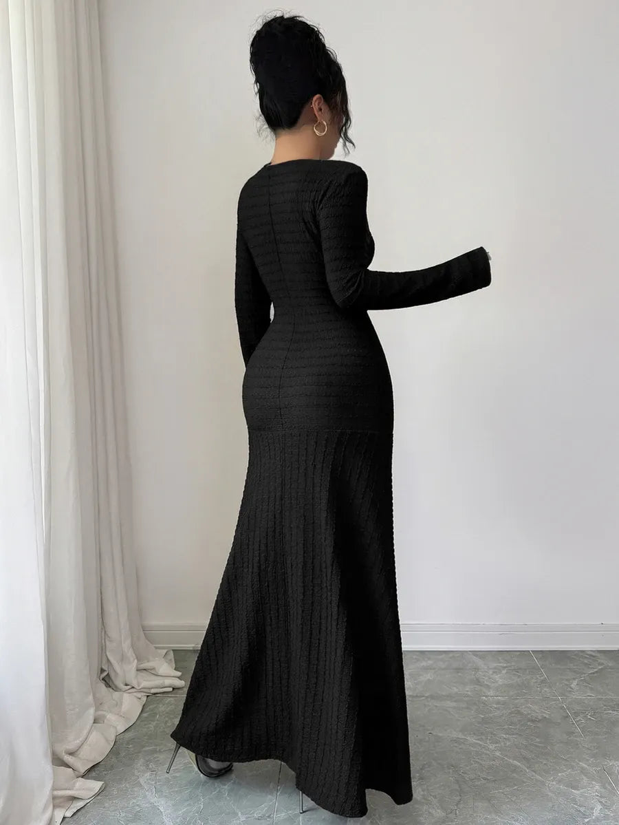 SHEIN Modelyn فستان محبوك ماكسي بياقة دائرية وأزرار ذهبية أمامية وأكمام طويلة بلون أسود