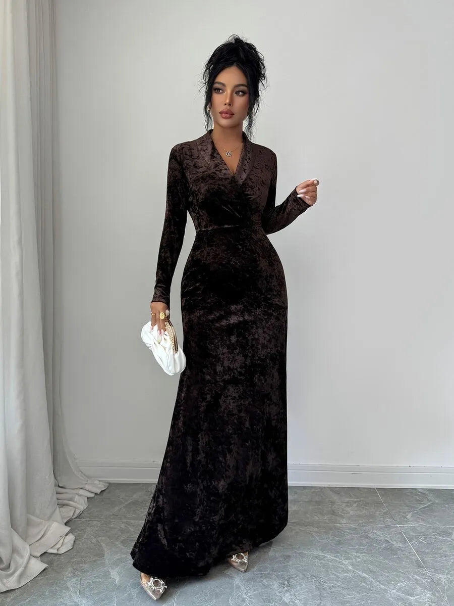 SHEIN Elenzga فستان مخملي ماكسي بياقة ملفوفة وخصر محدد بلون بني داكن
