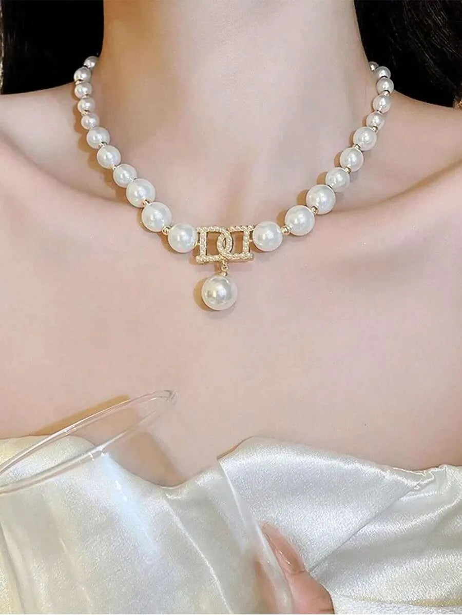SHEIN مجموعة 3 قطع مجوهرات نسائية قلادة بحروف وأقراط مزينة باللؤلؤ وحجر الراين بلون أبيض