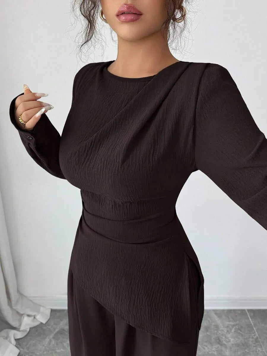 SHEIN Raffinéa طقم نسائي قطعتين بلوزة بأكمام طويلة وتصميم غير متماثل وبنطال بلون بني
