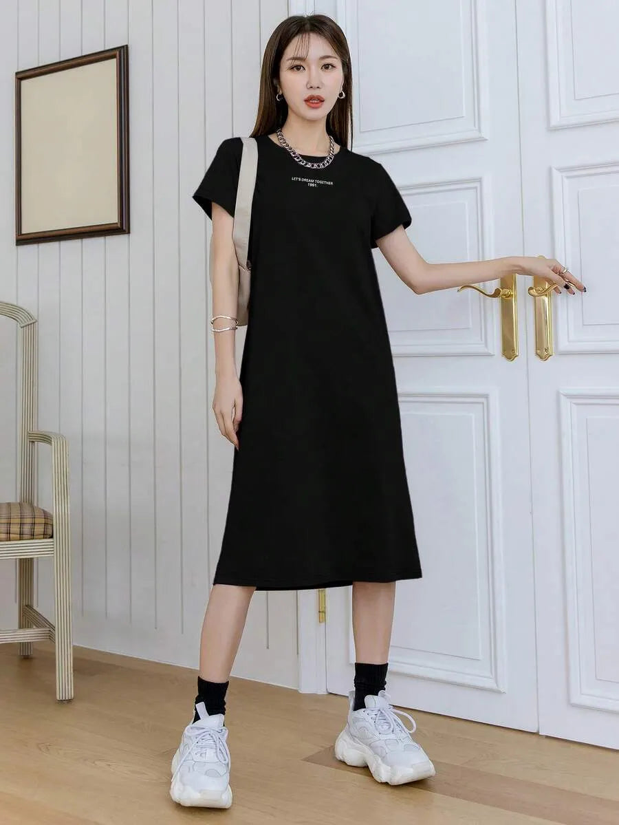 SHEIN Dazy Designer فستان ميدي بياقة دائرية وأكمام قصيرة وطبعة حروف بلون الأسود