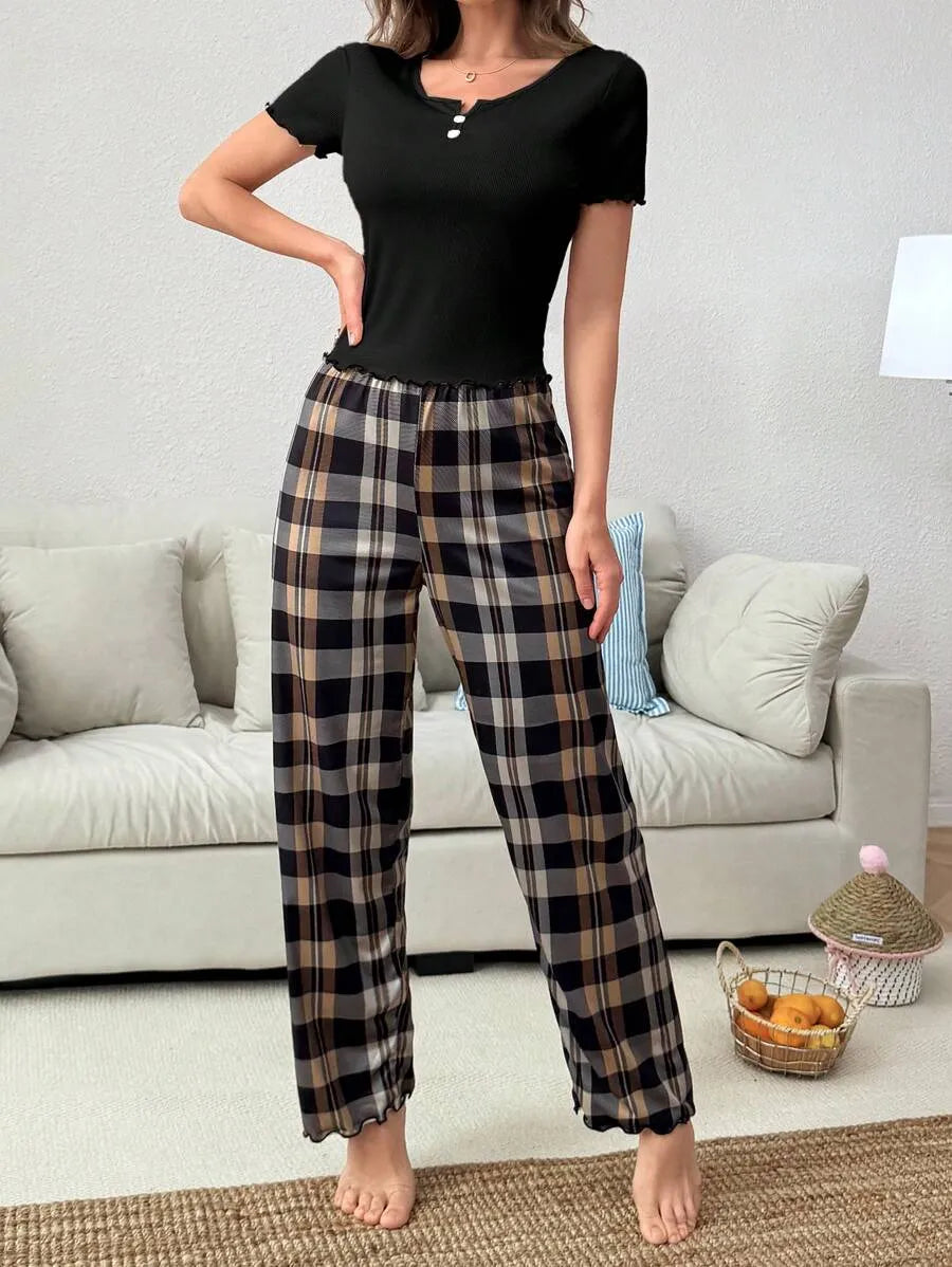 SHEIN طقم قطعتين بيجاما بقميص بأكمام قصيرة وبنطلون بنقشة مربعات بلون أسود