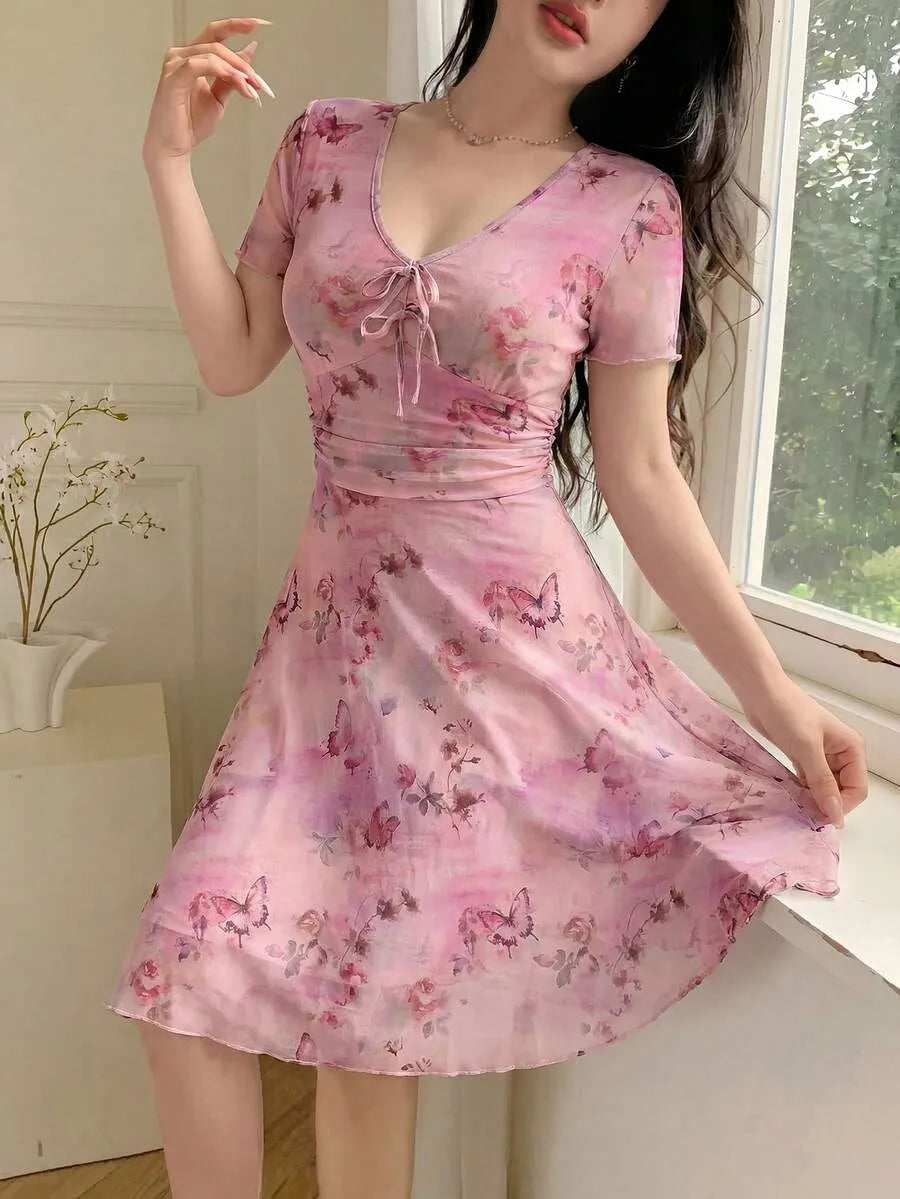 SHEIN Feyla فستان بلون وردي قصير وأكمام قصيرة بطبعات زهور وكشكش