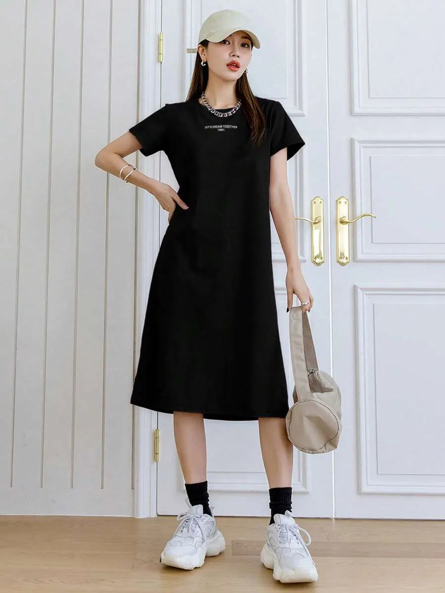 SHEIN Dazy Designer فستان ميدي بياقة دائرية وأكمام قصيرة وطبعة حروف بلون الأسود