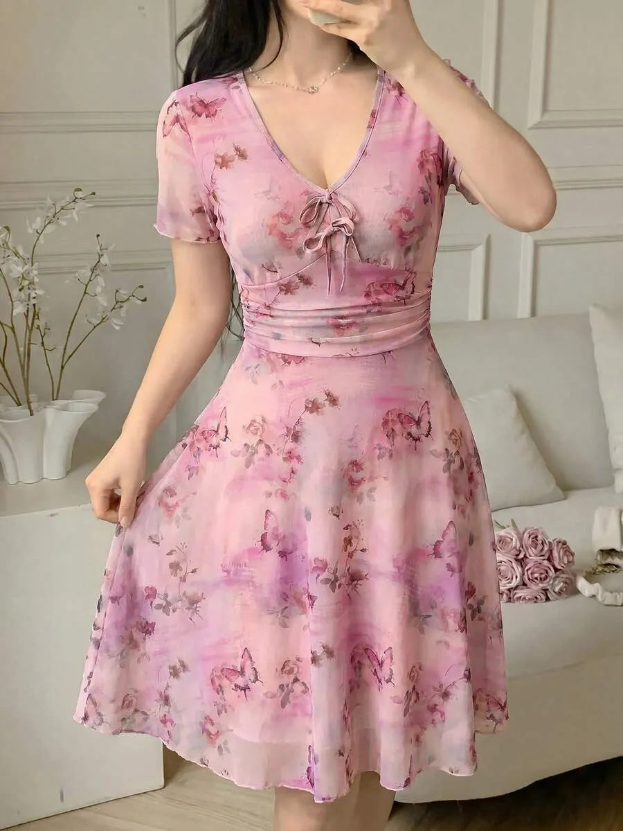 SHEIN Feyla فستان بلون وردي قصير وأكمام قصيرة بطبعات زهور وكشكش