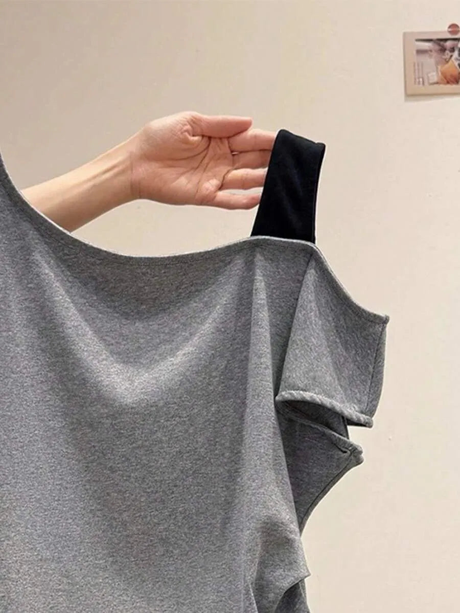 SHEIN NostaNoir بلوزة نسائية قصيرة الأكمام بكتف مائل وقصة غير متماثلة بلون رمادي