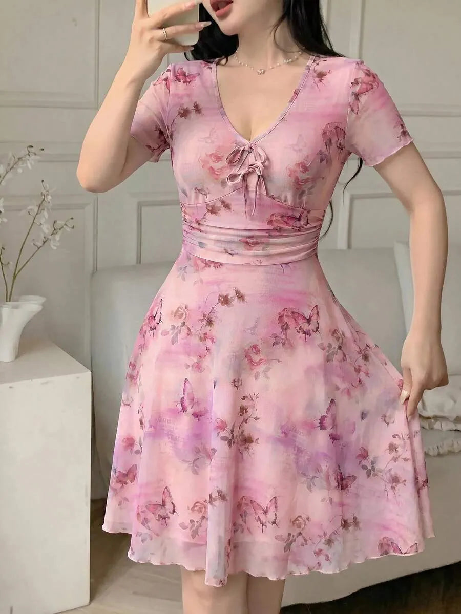 SHEIN Feyla فستان بلون وردي قصير وأكمام قصيرة بطبعات زهور وكشكش