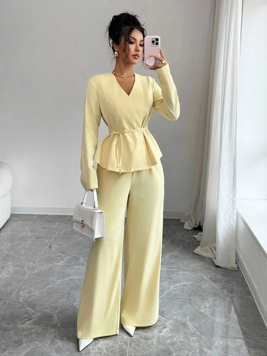 SHEIN Clasi طقم بلوزة بياقة ورباط متقاطع وبنطال طويل بلون أصفر