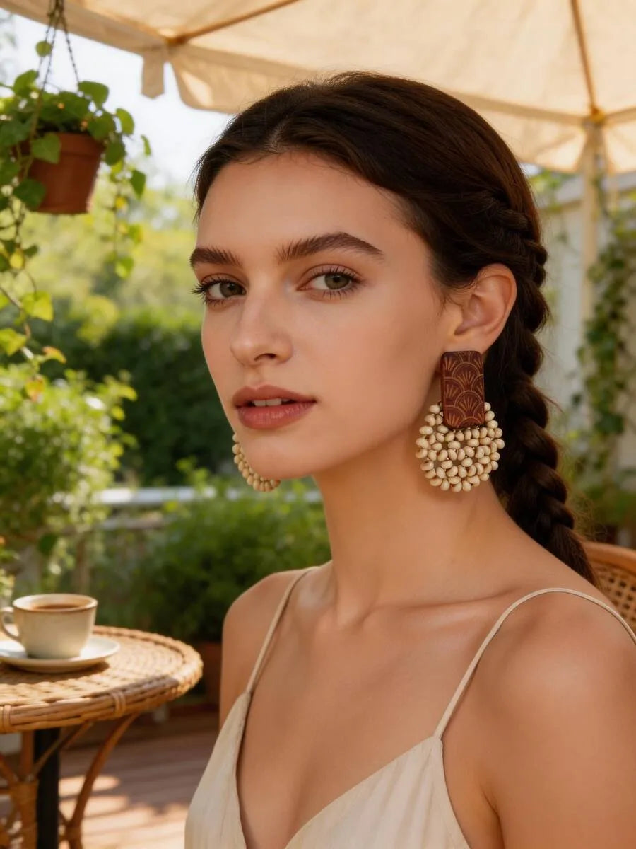 SHEIN زوج أقراط مسمارية خشبية محفورة بتصميم هندسي عتيق بلون كاكي