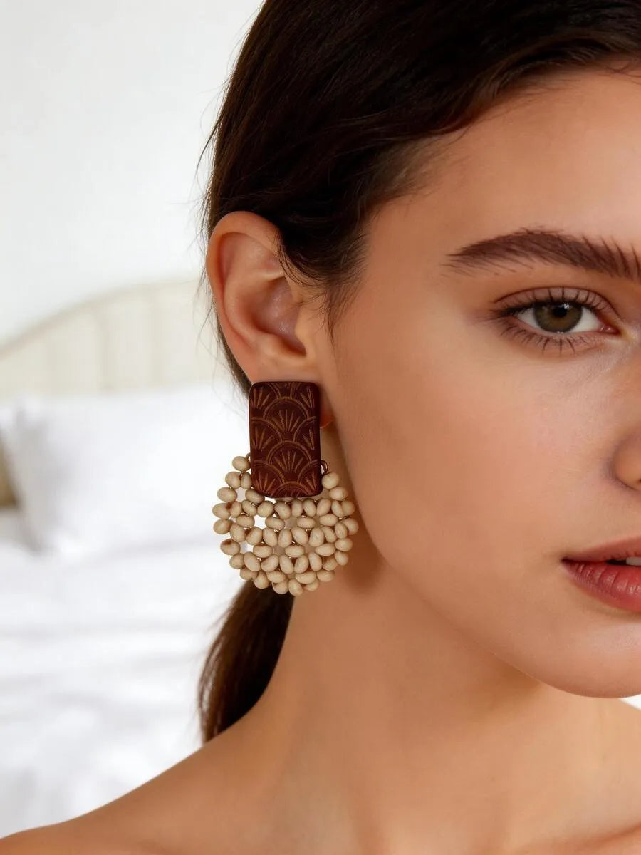 SHEIN زوج أقراط مسمارية خشبية محفورة بتصميم هندسي عتيق بلون كاكي