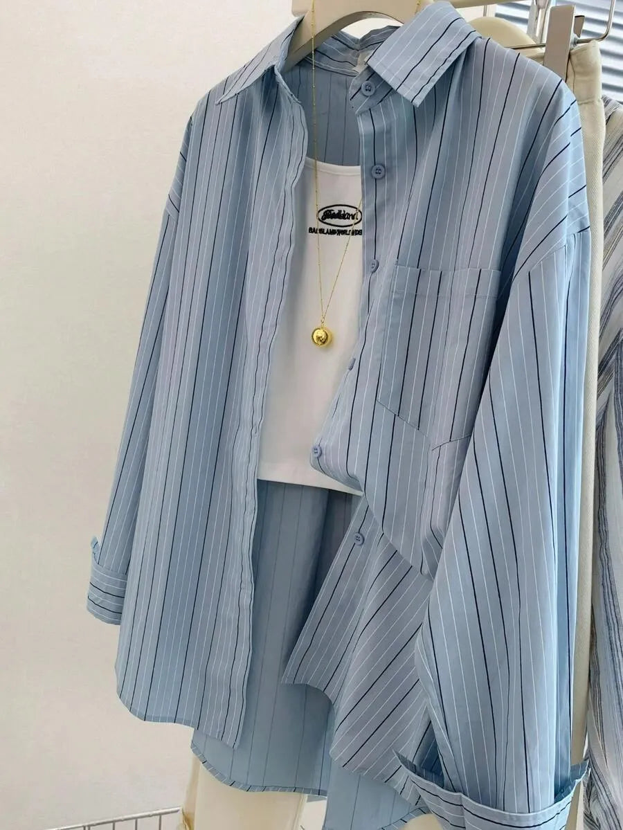 SHEIN قميص نسائي فضفاض بأزرار وجيوب مخططة وأكتاف منخفضة بلون أزرق