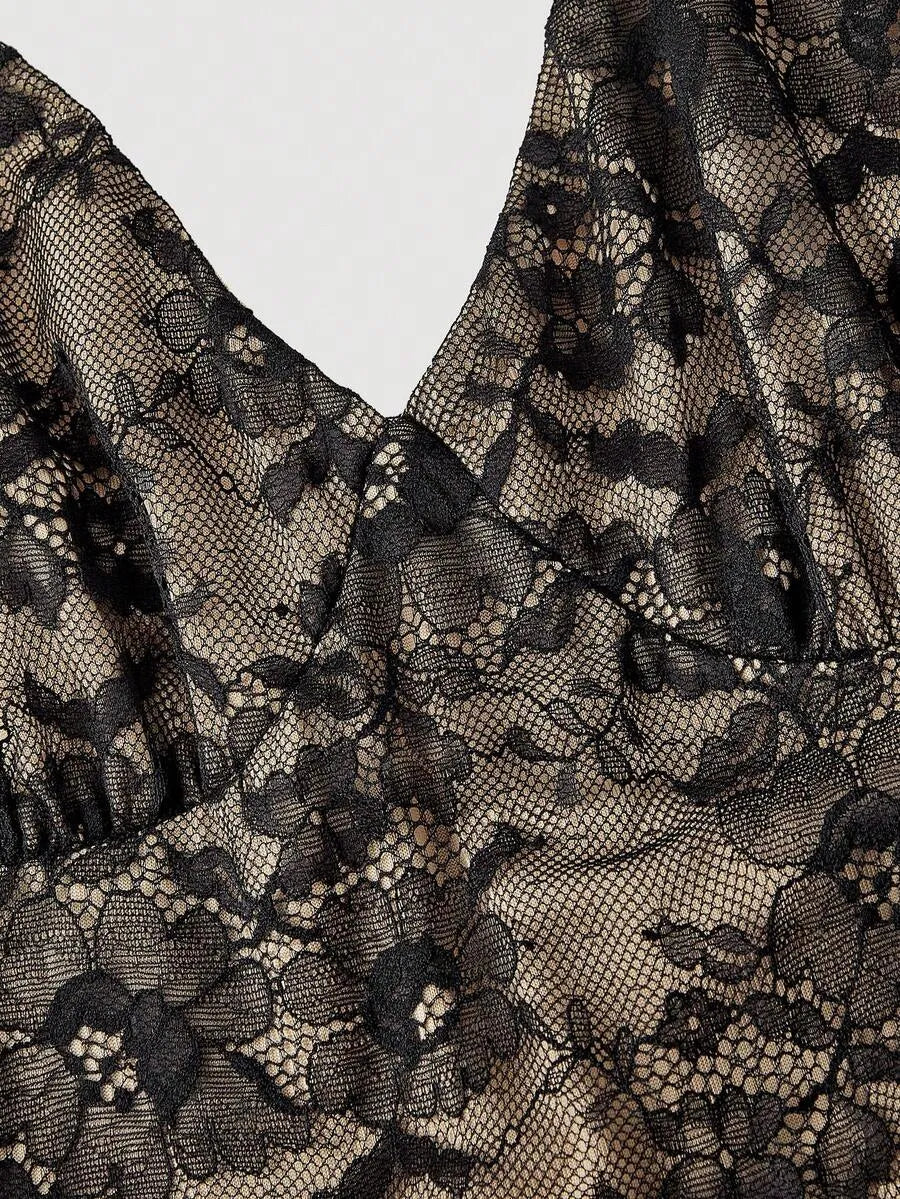 SHEIN MOD جمبسوت نسائي أنيق بياقة رسن وتفاصيل دانتيل بلون أسود
