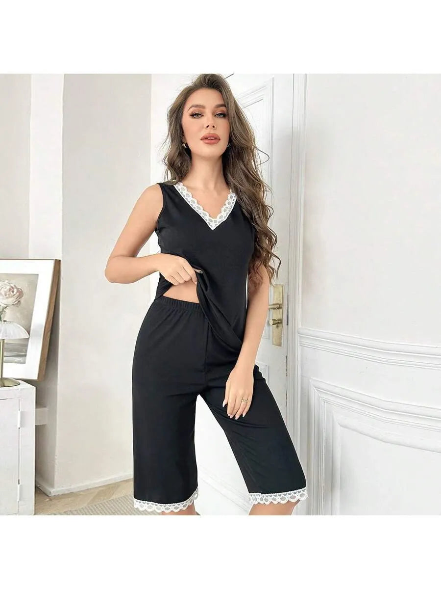 SHEIN طقم قطعتين بيجاما بتوب دانتيل وشورت بلون أسود