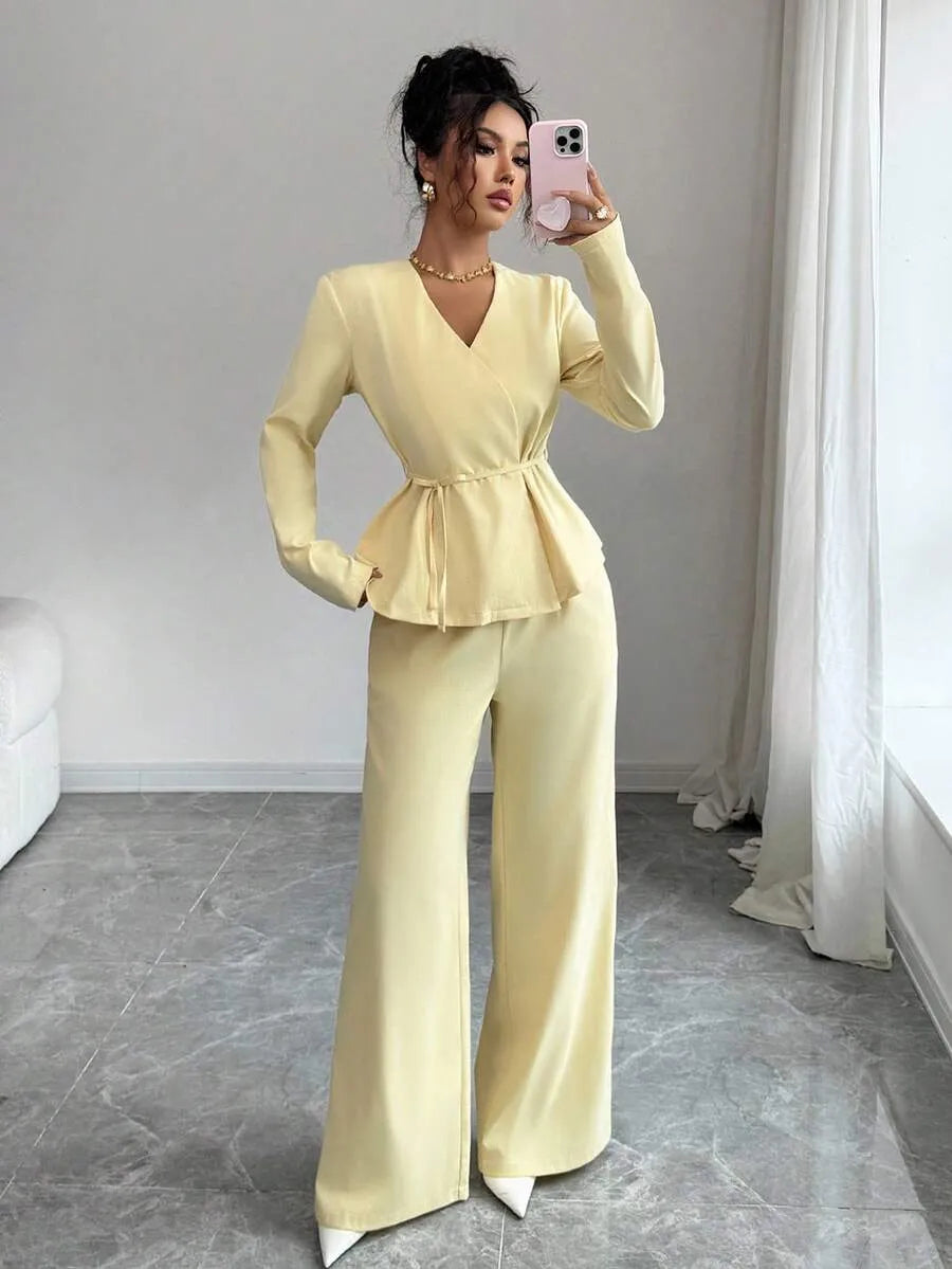 SHEIN Clasi طقم بلوزة بياقة ورباط متقاطع وبنطال طويل بلون أصفر