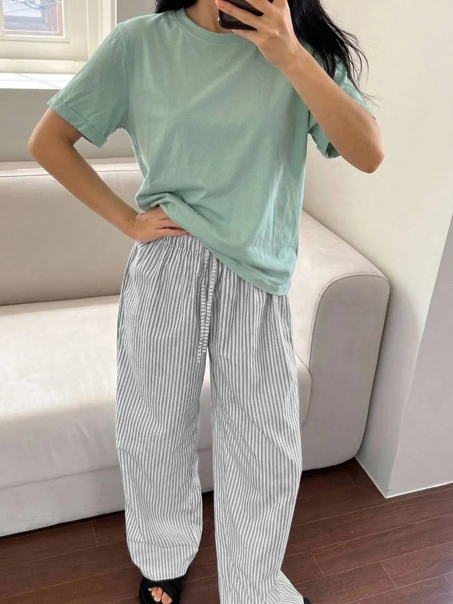 SHEIN DAZY طقم قطعتين تي شيرت وبنطلون مخطط بلون أخضر