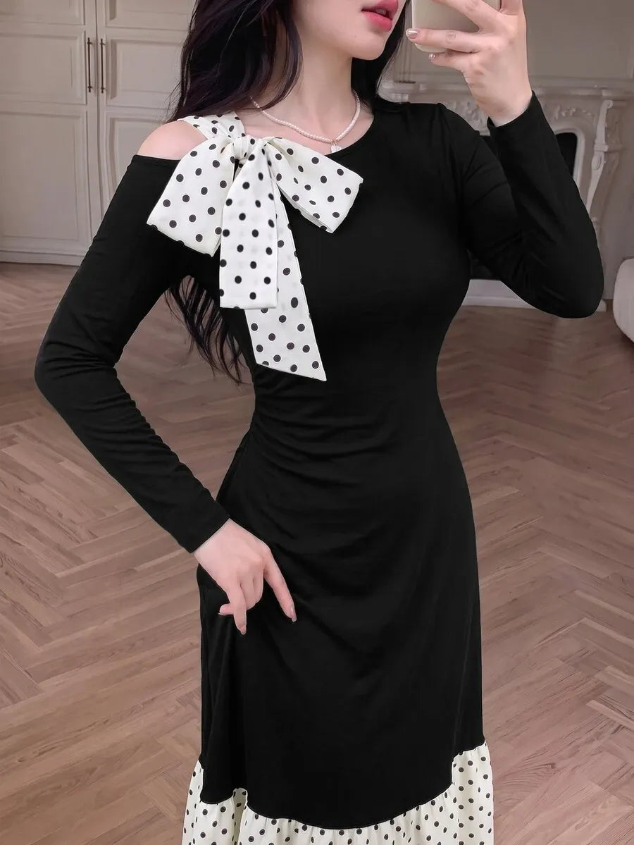 SHEIN Modelyn فستان ميدي بياقة دائرية وأكمام طويلة وفيونكة كبيرة ونقشة نقاط بالأبيض والأسود