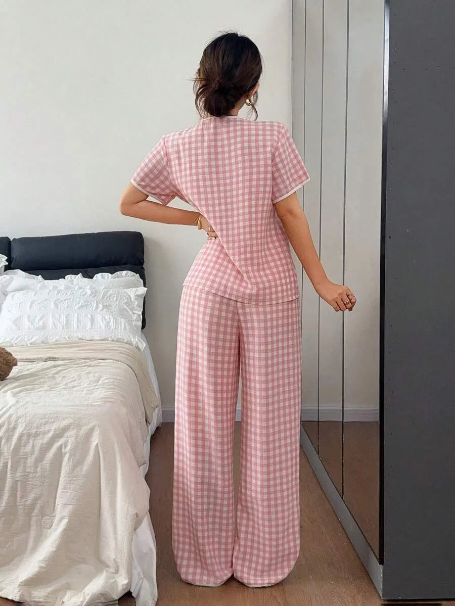 SHEIN Napfluff طقم بيجامة قطعتين بقميص وبنطلون كاروهات بلون وردي