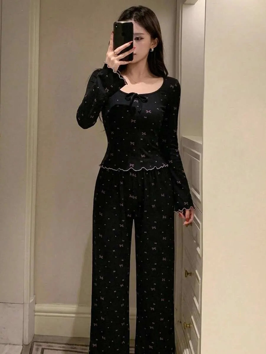 SHEIN DAZY طقم بيجامة قطعتين بتوب ضيق وبنطلون طويل بطبعة فيونكة بلون أسود