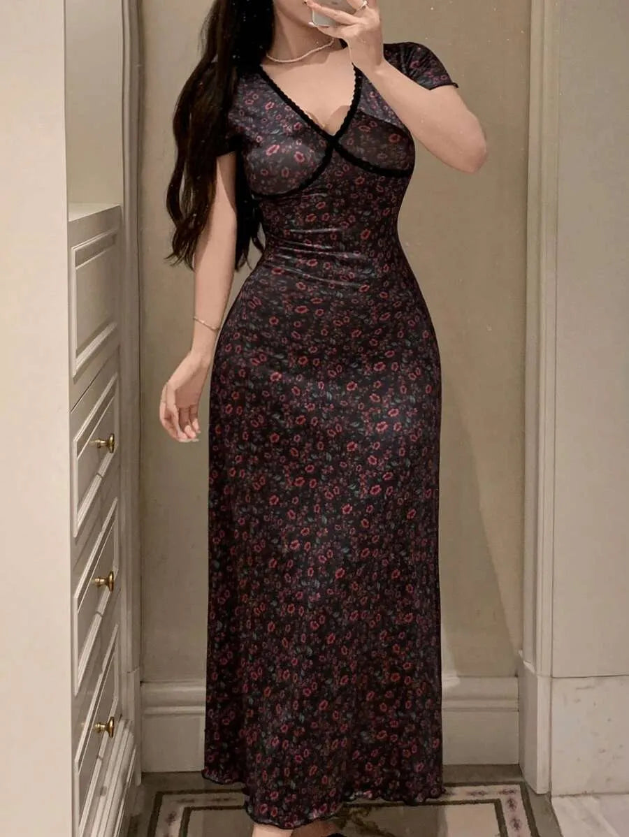 SHEIN DAZY فستان نوم ماكسي بلون أسود مزين بدانتيل وزهور وأكمام قصيرة