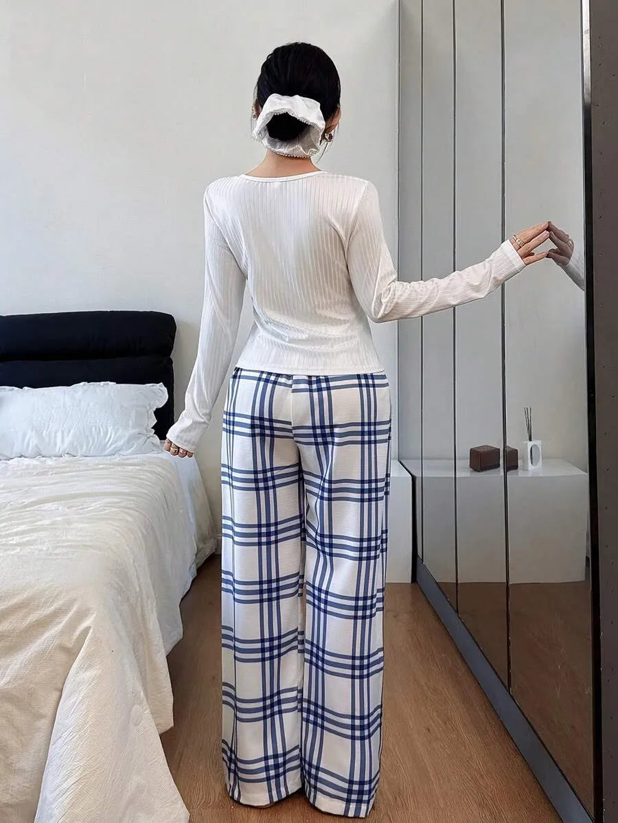 SHEIN طقم بيجامة قطعتين ببلوزة بأزرار أمامية وبنطلون كاروهات بلون أبيض