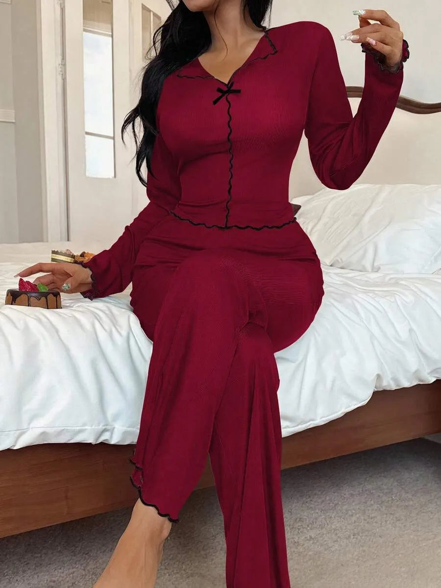 SHEIN طقم بيجامة قطعتين ببلوزة قصيرة وبنطلون طويل بتفاصيل حمراء بلون أحمر