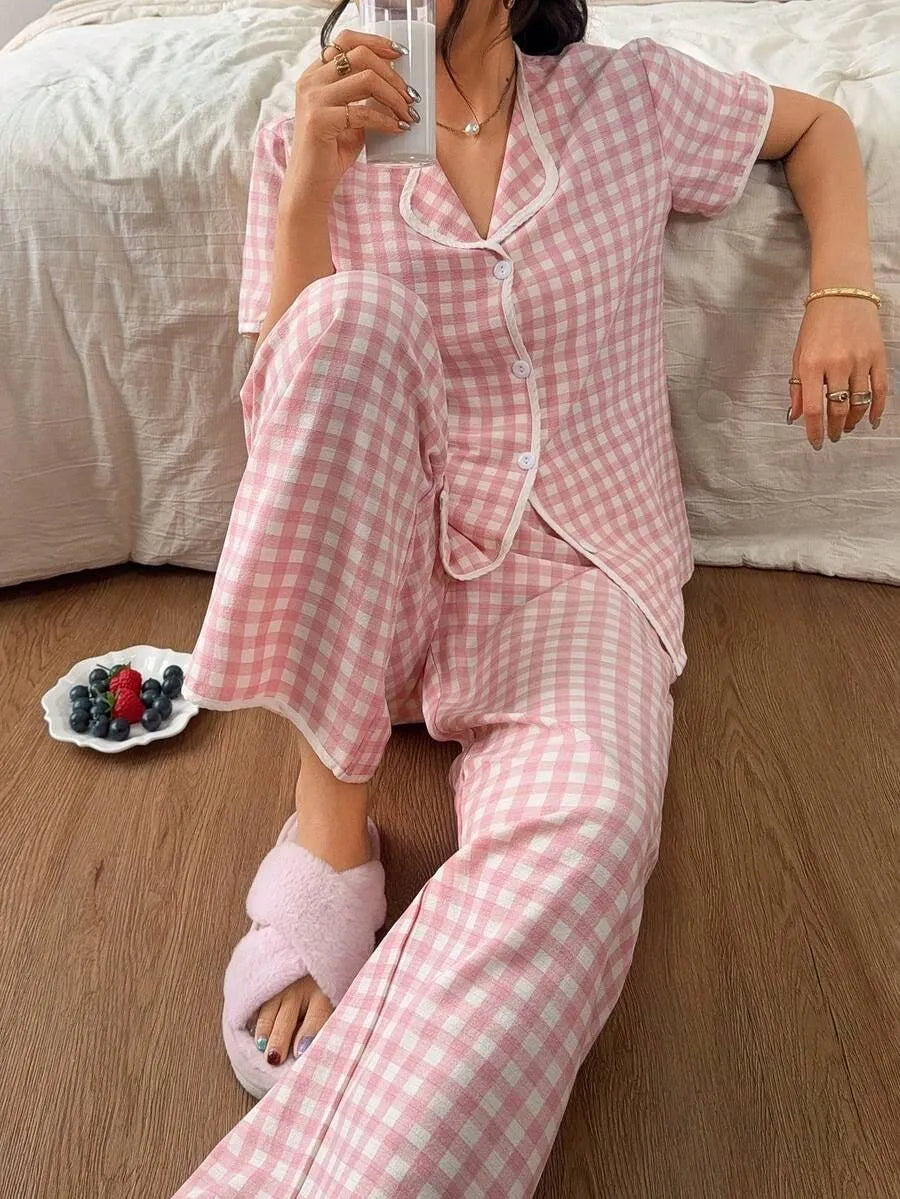 SHEIN Napfluff طقم بيجامة قطعتين بقميص وبنطلون كاروهات بلون وردي