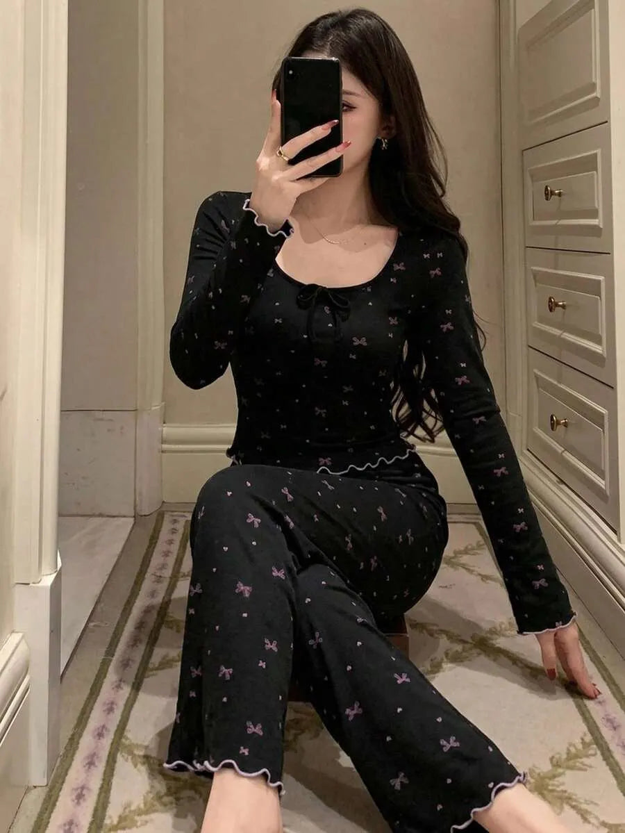 SHEIN DAZY طقم بيجامة قطعتين بتوب ضيق وبنطلون طويل بطبعة فيونكة بلون أسود
