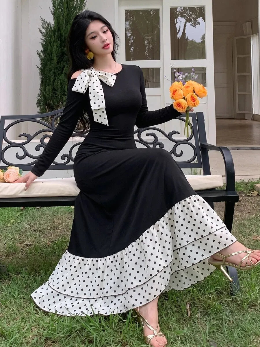 SHEIN Modelyn فستان ميدي بياقة دائرية وأكمام طويلة وفيونكة كبيرة ونقشة نقاط بالأبيض والأسود