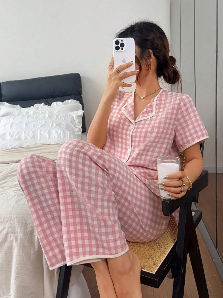SHEIN Napfluff طقم بيجامة قطعتين بقميص وبنطلون كاروهات بلون وردي
