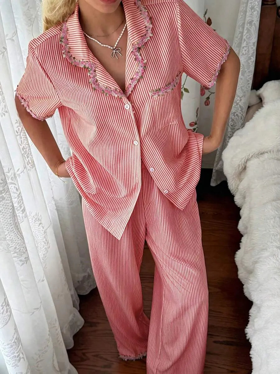 SHEIN CottageSlumber طقم بيجاما قطعتين بأكمام قصيرة وبنطلون طويل بلون أحمر